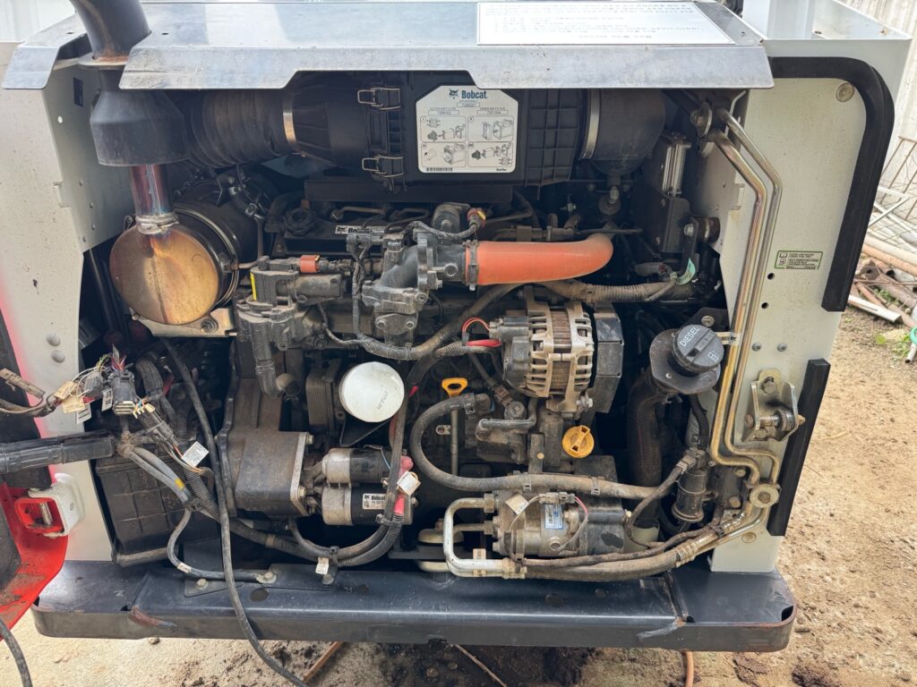 밥캣s590 복잡하고 좁은 엔진룸