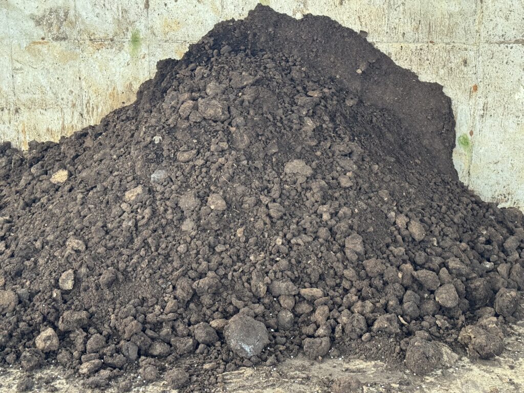 부숙된 퇴비 더미 사진