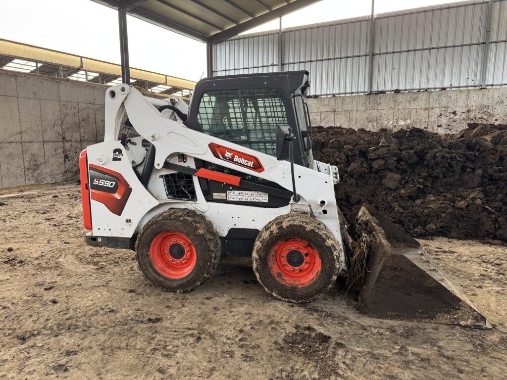 밥캣 s590 사진 퇴비장안에 주차 되어 있음