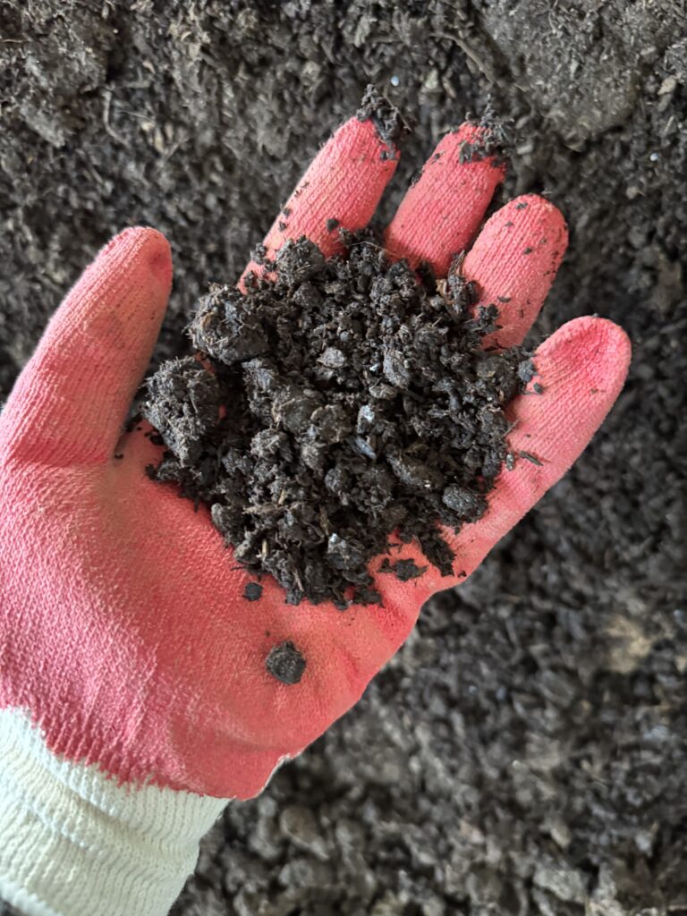 부숙이 완료된 부슬부슬한 퇴비 사진