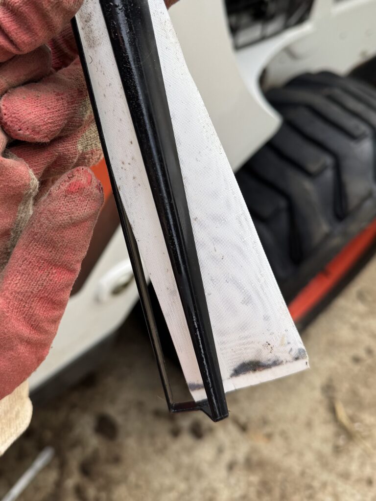 이물이 많이 걸려있는 연료필터