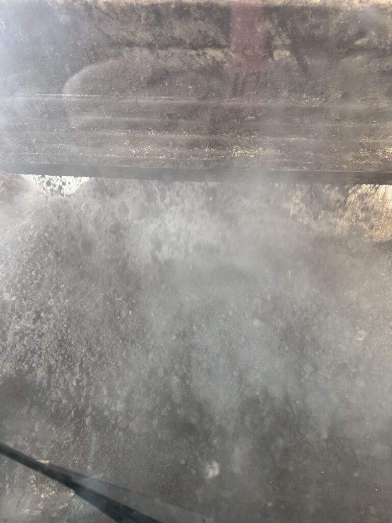 퇴비를 뒤짚으니 연기가 많이 남